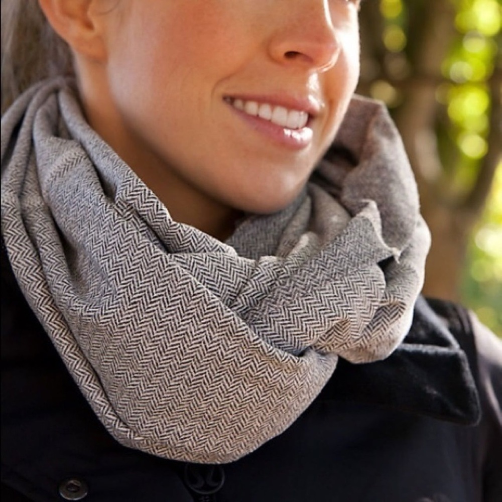 Lululemon Ghost Herringbone Vinyasa Scarf Grey - Raw Edge First Edition